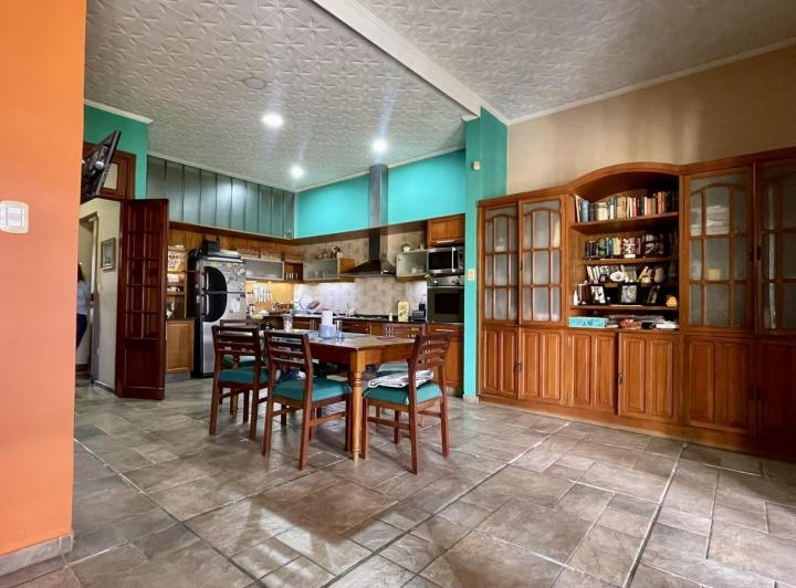 Casa · 323m² · 6 Ambientes · 1 Cochera