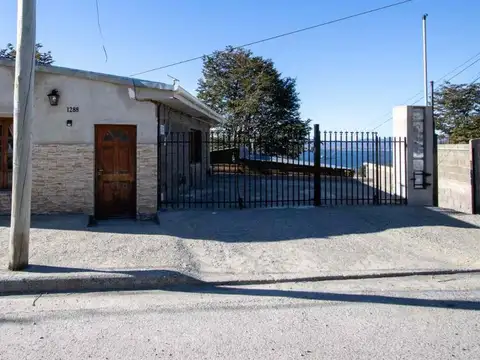 Venta complejo 3  departamentos + 1 casa