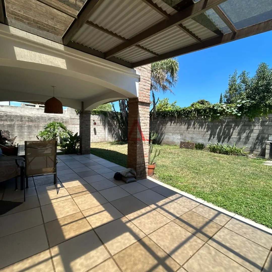 Calandria 720, Barrio Botánico. Casa de 3 dorm., 2 baños, patio y cochera!!