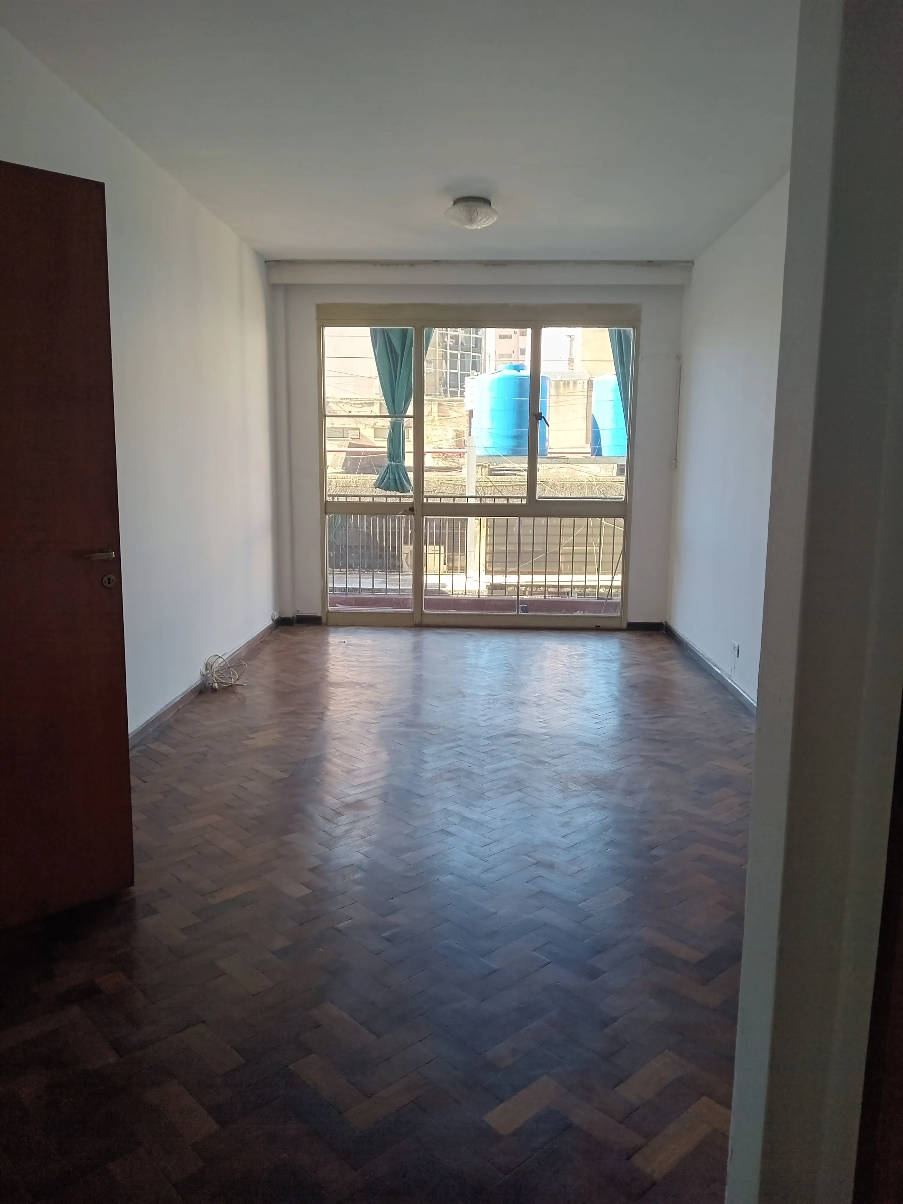 VENDO DPTO ANTIGUO . CENTRO. TRES DORM.DOS BAÑOS. Consultas SOLO por watsApp