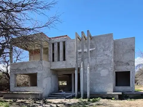 Casa a terminar en carpinteria excelente ubicacion