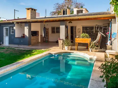 Casa con pileta 3 dorm venta zona catolica