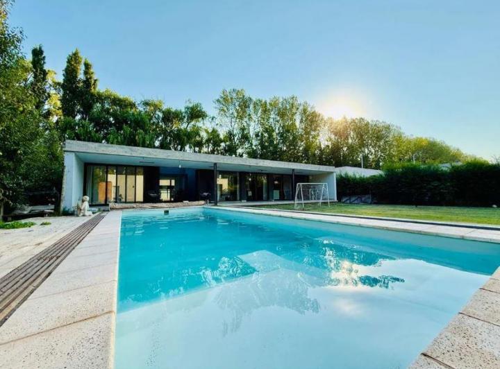 Casa · 286m² · 5 Dormitorios · 2 Cocheras