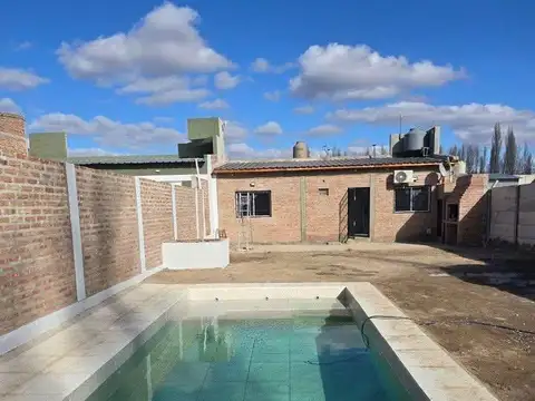 Casa en venta + quincho + pileta en b° la encantada plottier