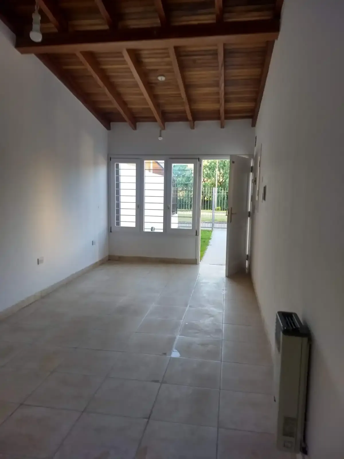 POETA LUGONES (NVO)  CASA  2 DORM. EN VENTA, 1 PLANTA ,LIV/COM, COCINA SEPARADA, PATIO,COCH2, ESCRITURA - APTA CREDITO