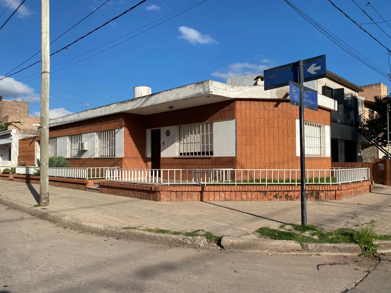 Venta Casa Esquina 3 Dorm. Barrio Jardin