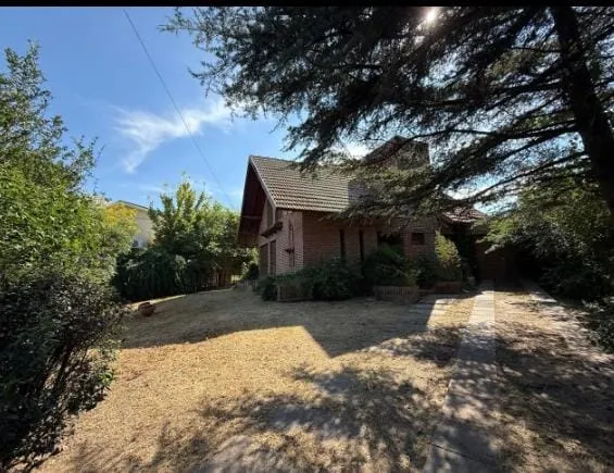 Venta chalet ubicado en la falda a una cuadra de la avenida eden
