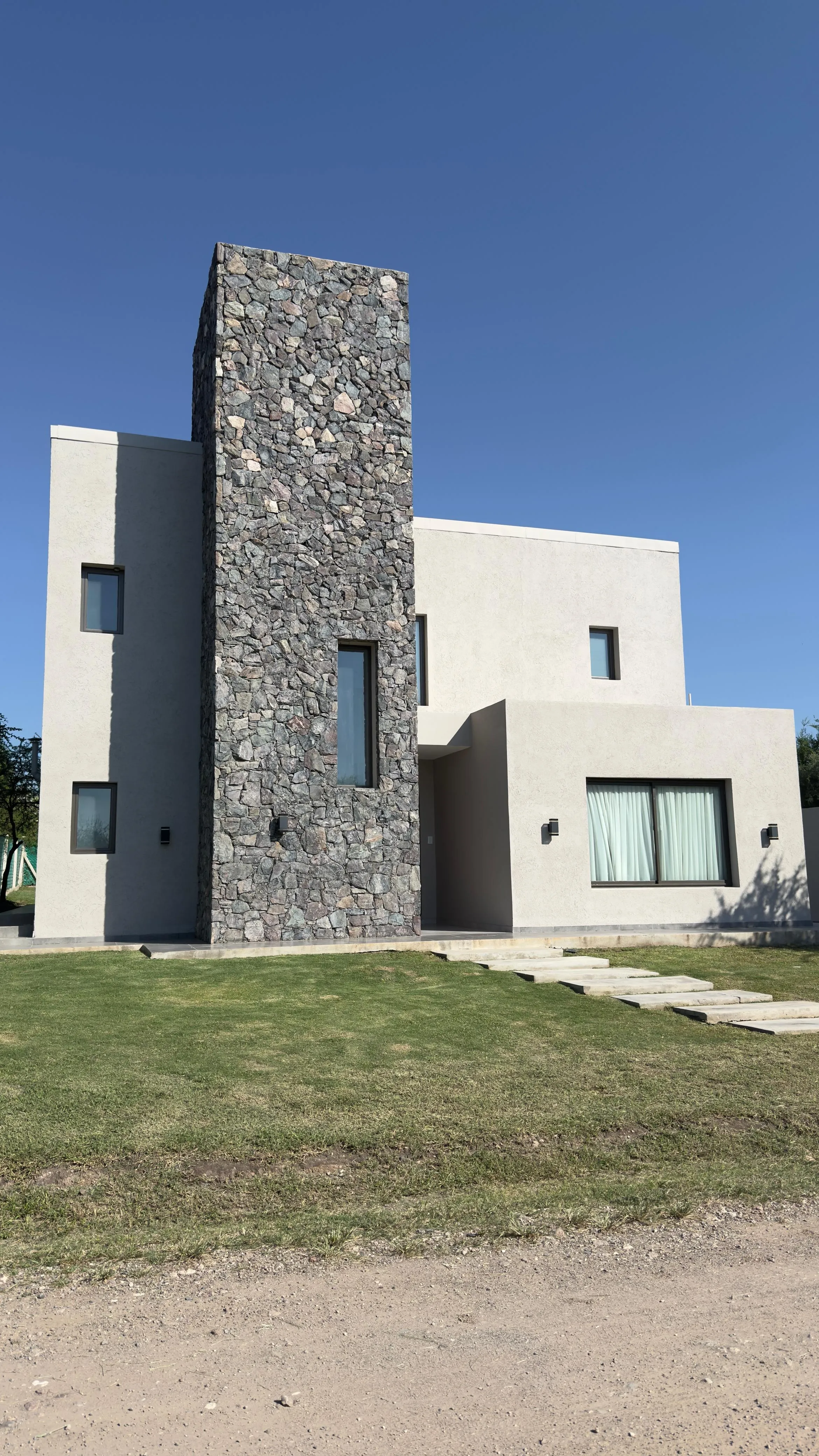 VENTA CASA DE CATEGORÍA CON PISCINA EN BARRIO VILLA CATALINA