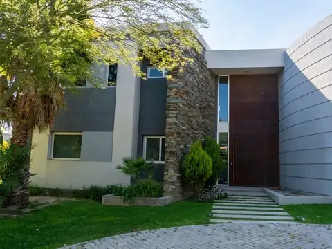 Casa  de categoría en venta en barrio los teros