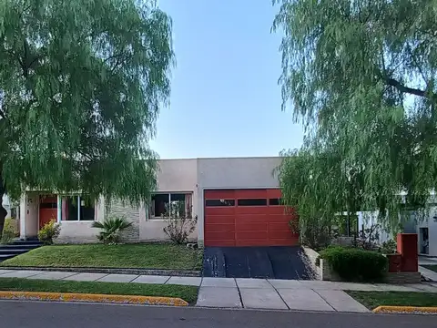 Venta casa barrio privado dalvian, mendoza ciudad