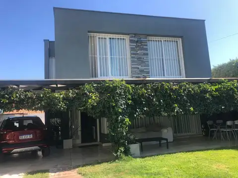 Moderna casa en barrio privado mirador sur