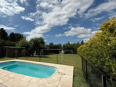 Unidad turística con piscina en las compuertas