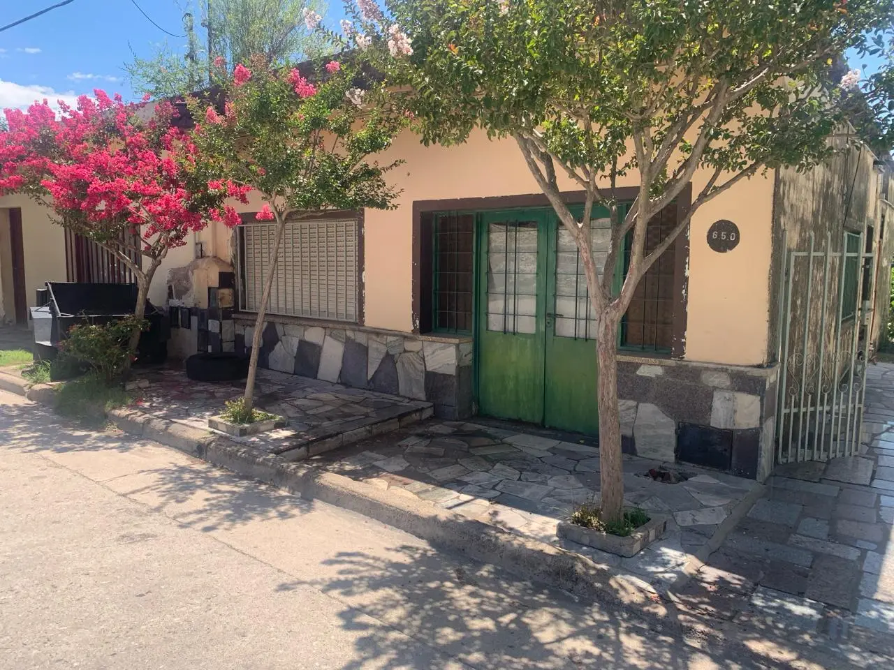 VENTA CASA 2 DORMITORIOS MAS 2 DPTOS A RECICLAR-LA FALDA!