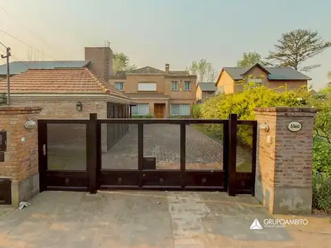Importante propiedad sobre bv. argentino. amplísimo jardín y piscina.