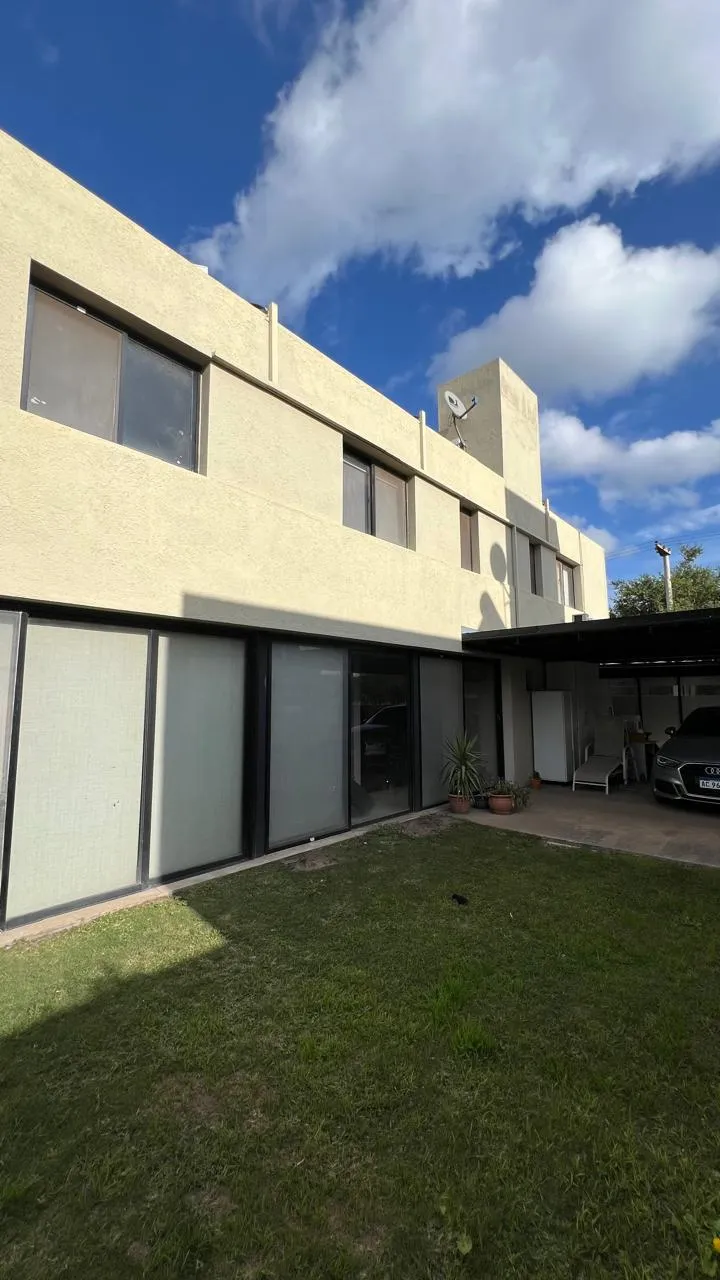Vendo casa c3 dorm. Y pileta. Housing B Villa Catalina.