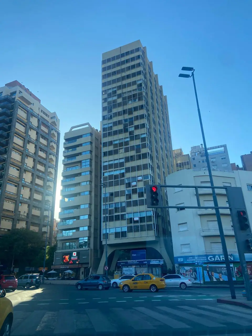 Nueva Cordoba tres dormitorios cochera frente plaza españa