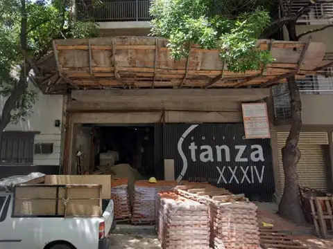 Local en costrucción al frente vidriado