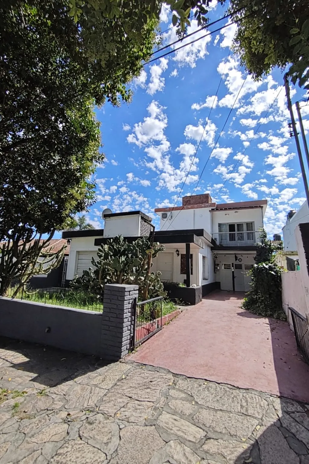 CASA CON DEPARTAMENTO INDEPENDIENTE EN VENTA – Villa Carlos Paz