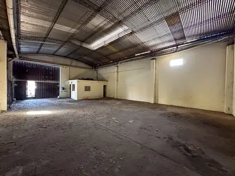 Galpón + salón en venta sobre bv. oroño 402 mt2