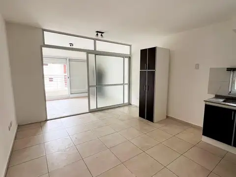 Monoambiente dividido - piso 7 con balcón - san martín al 1600