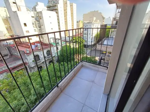 Monoambiente excelente con balcon al frente