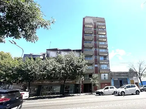 Ambiente amplio contrafrente con balcon