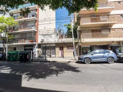 Casa en lote de 142 m2 en trelles y av. gaona - garage terraza quincho parrilla todo sol