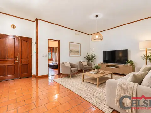 Casa impecable en una planta, parque, galería, 3 dormitorios, 4 baños y cochera