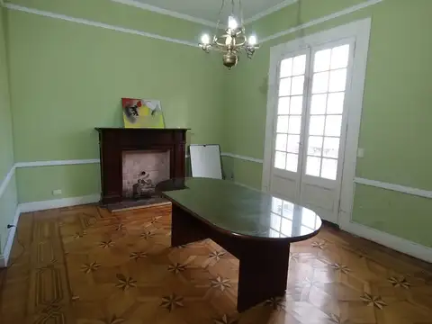 Venta casa en flores con 7 ambientes fondo libre