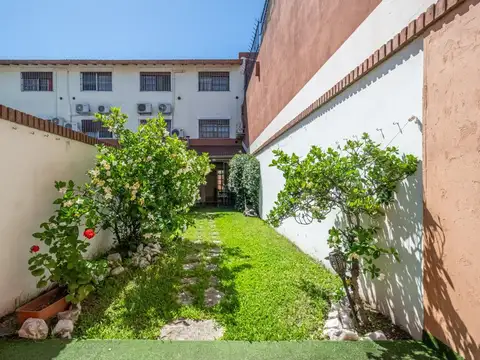 Venta casa triplex 5amb+2coch+jardín - v. urquiza