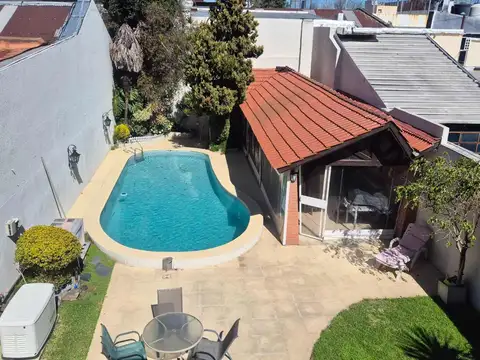 Venta casa 7 amb, jardin/pileta parque chacabuco