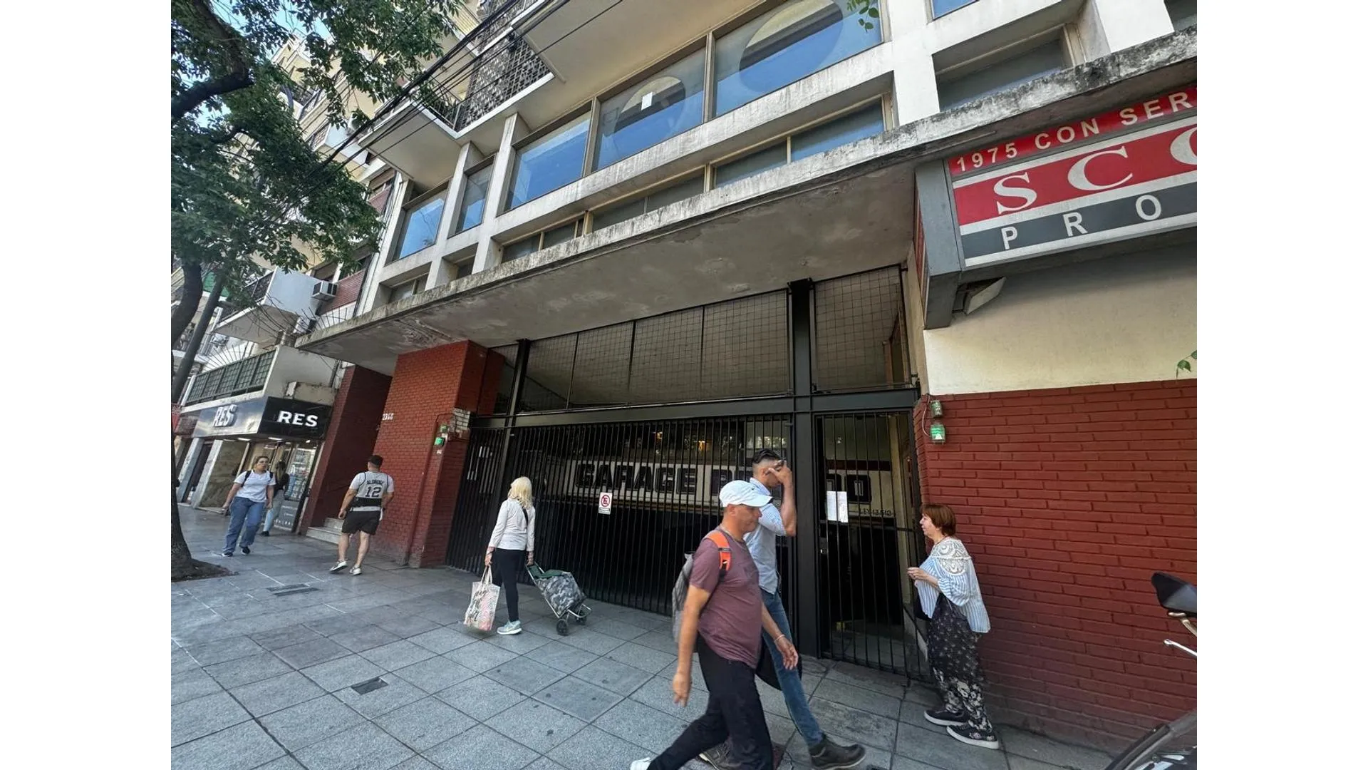 En venta - cochera fija y cubierta.