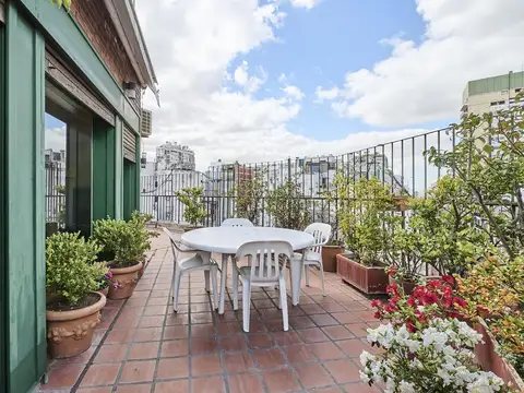 Excelente duplex en venta, con terraza y parrila en recoleta.