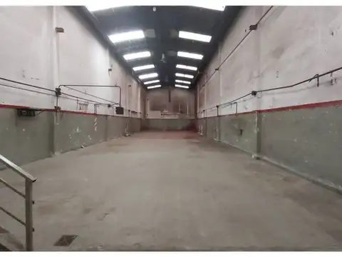 Importante galpon en zona industrial