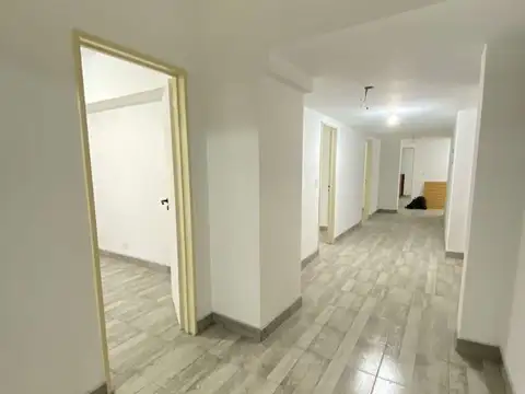 Oficina de 140 m2 totales, dividida en 7 espacios privados, al fte c/balcón, 2° piso p/ ascensor, exc. ubicación