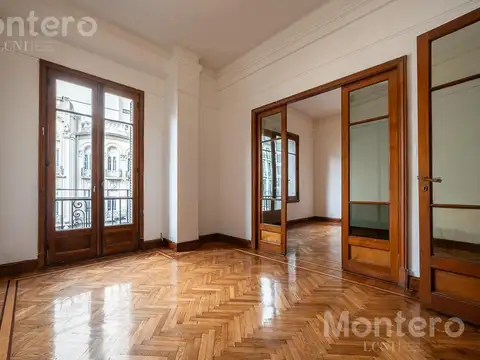 Semipiso estilo francés con balcón sobre av. córdoba