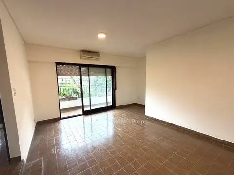 Amplio 3 amb. en 1º piso por escalera
