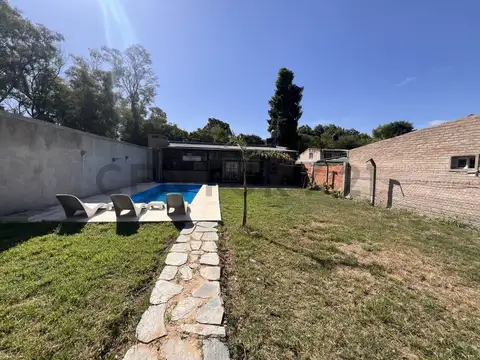 Venta - excelente quincho con piscina en barrio las moras – lote 312 m²