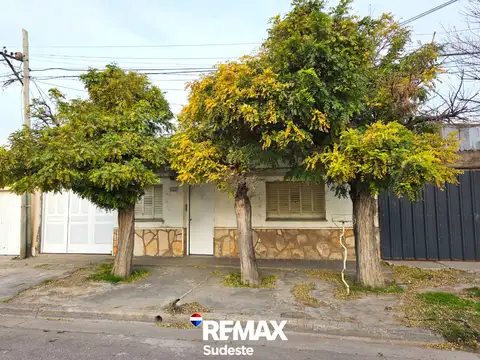 Casa a refaccionar con gran jardin. apta credito!