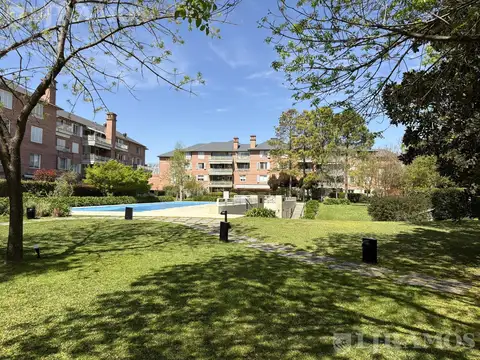 Departamento en dos plantas con jardín, ascensor propio y 4 cocheras