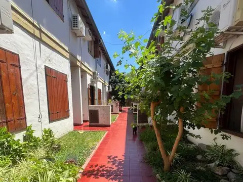*ph de 2 amb. y 1/2 por pasillo con patio y lavadero (en duplex) *a 2 cuadras de brandsen