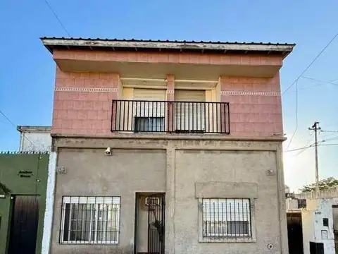 Dpto tipo casa de 3 ambientes al frente