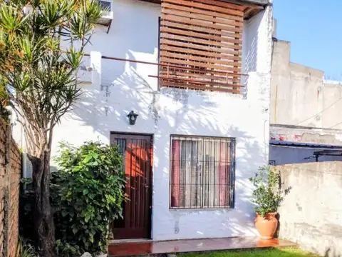 Venta departamento tipo casa en wilde con espacio guardaauto