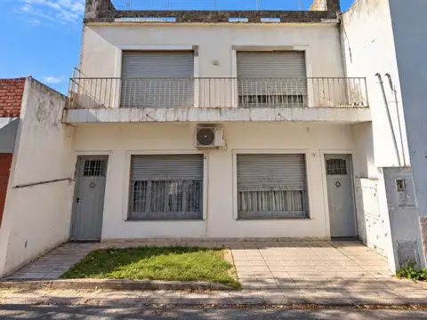 *casa ph de 3 amb. en p.b y 4 amb. en 1º piso por pasillo