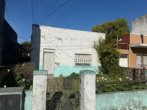 Ph al frente con gran jardín y patio - para refaccionar y transformar a tu gusto