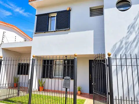 Venta ph 4 ambientes con jardin y garage