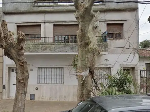 Ph en planta baja sobre calle brandsen.