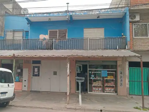 Se vende 4 locales c/2 departamentos y casa moreno