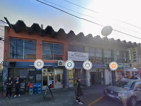 Edificio de 4 locales comerciales y 2 oficinas (sup cubierta 320m2)