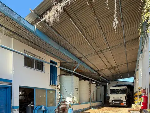 Deposito de 300 m2 con 2 oficinas, gran ubicacion!